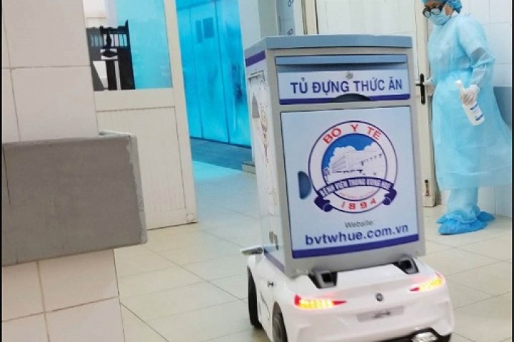 Sáng tạo “robot” phục vụ bệnh nhân cách ly nghi nhiễm COVID-19